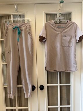 Small Women’s Tan Beige Figs Set w/ High Waisted Zamora Joggers EUC